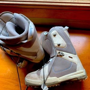Snowboard boots